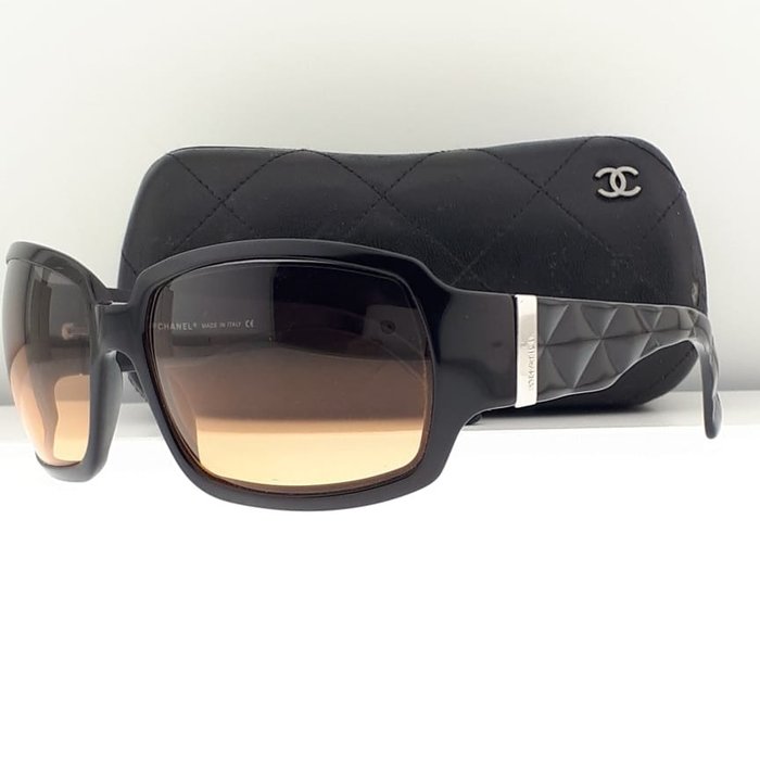 Chanel - Havana Black with Silver Tone Chanel Plate Temples Details - Sonnenbrille