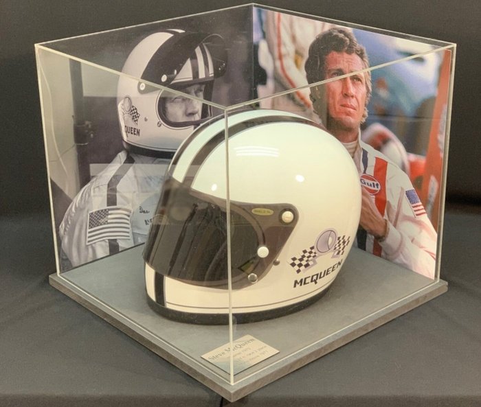Le Mans (1971) - Steve McQueen - Perfect Replication of his Helmet in Deluxe Photo Display case on wooden base - 1 - Replica rekwisiet - See images and description