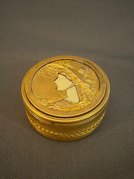 Armand Bargas - Caixa de comprimidos - Cobre bronzeado - banhado a ouro e perna/osso
