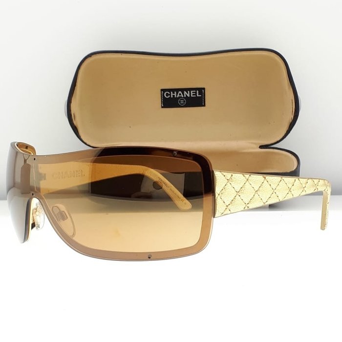 Chanel - Shield Brown Frame with Gold Tone Chanel Leather Coated Temples - Solglasögon