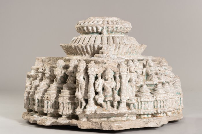 砂岩 大型耆那教石柱碎片，12 至 14 世纪 - 46 cm