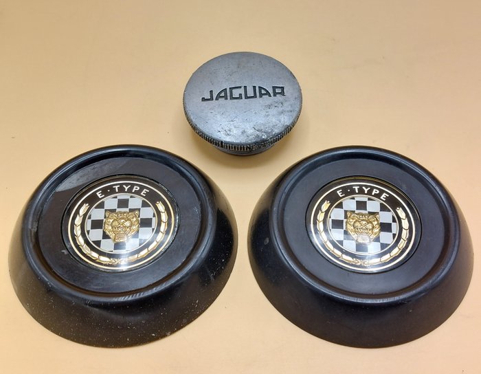 Autoteil (3) - Jaguar - E-Type - 2 hubcap badges + 1 fuel cap - 1960-1970