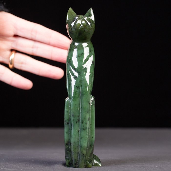 Jadeitowa rzeźba świętego kota. - Wysokość: 160 mm - Szerokość: 46 mm- 411 g