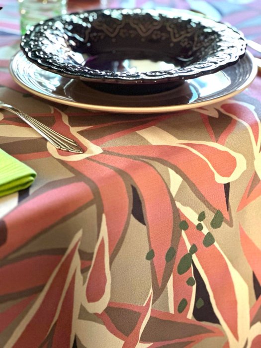 Pöytäliina kukkaprintillä pehmeissä väreissä, leveät pöydät. - Pöytäliina  - 270 cm - 180 cm