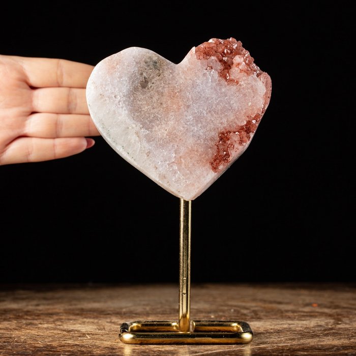 tranche de géode d'améthyste rose. SAINT-VALENTIN - sculpture en forme de cœur. - Hauteur : 180 mm - Largeur : 110 mm- 447 g - (1)
