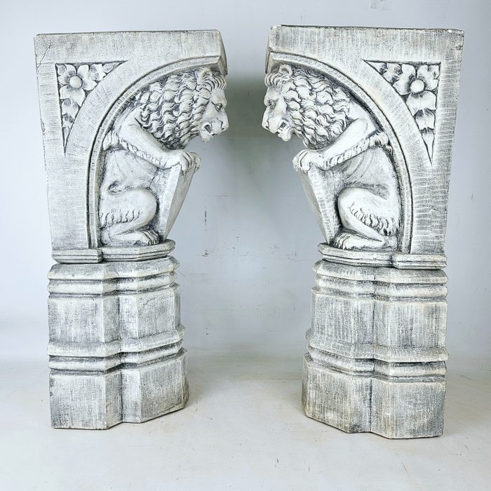 雕刻, Fraai stel sculpturen/consoles met voorstelling van 2 leeuwen met wapenschild - 65 cm - 石灰