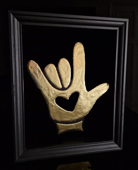 Scultura, Rare 23ct gold I love you hand sign - 25 cm - dorato in cornice con COA - 2019