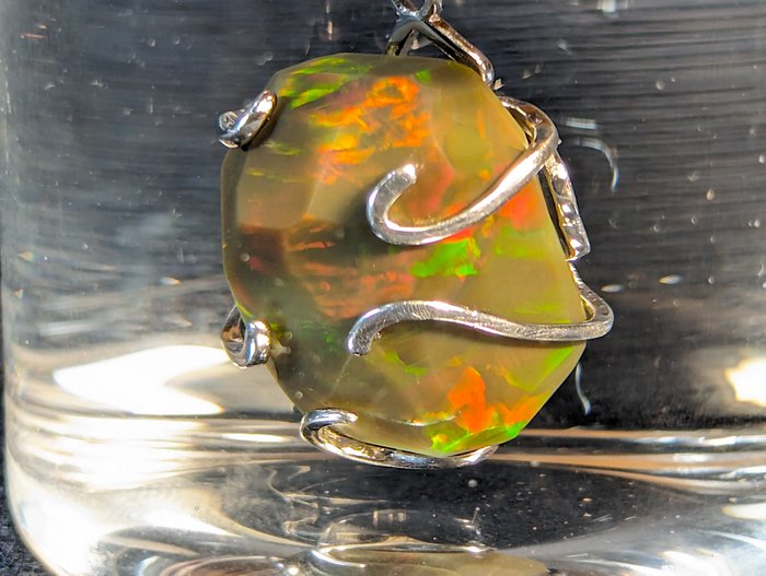Fire Opal Non Hydrophane på 21,75 CT, med intens flash multicolor, støttet av 925 Silver gratis fasettert - Høyde: 22.5 mm - Bredde: 14 mm- 4.35 g - (1)