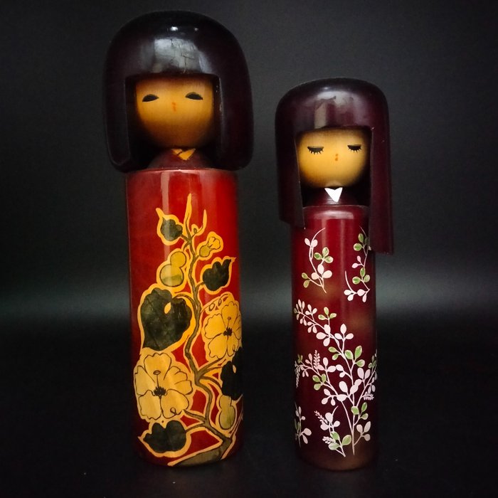 Twee Kokeshi van Seifu Gono  - Doll - Japan