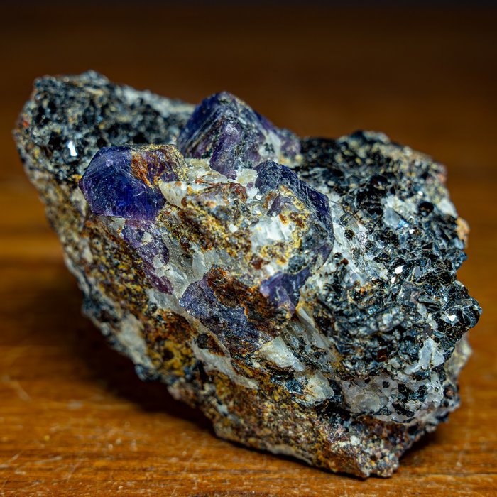 Cristal de safir albastru foarte închis în Matrix Netratat / Neîncălzit 980.6ct, din Kenya- 196.12 g