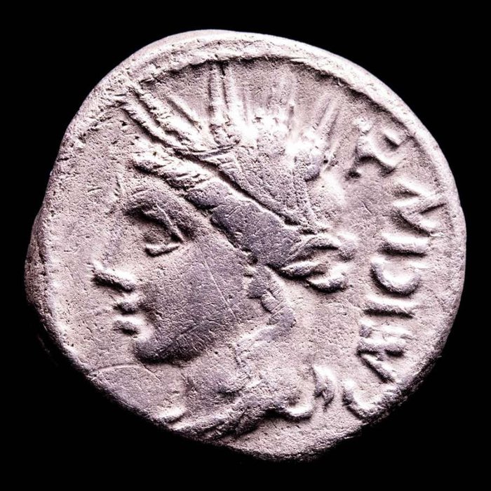 Romerska republiken. L. Cassius Caecianus. Denarius Minted in Rome, 102 B.C.  L•CASSI in exergue, two yoked oxen pulling plow left; letter control mark
