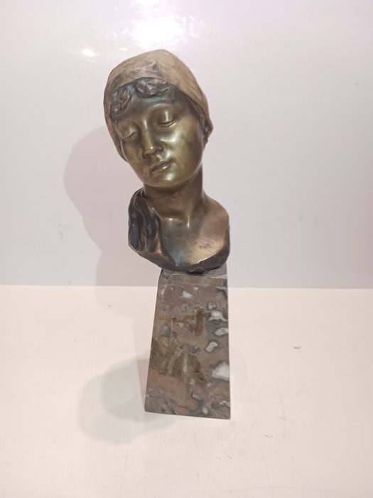 Eduardo Rossi (1867- 1926), dal modello di - 雕塑, Viso di donna - 33 cm - 大理石, 黄铜色