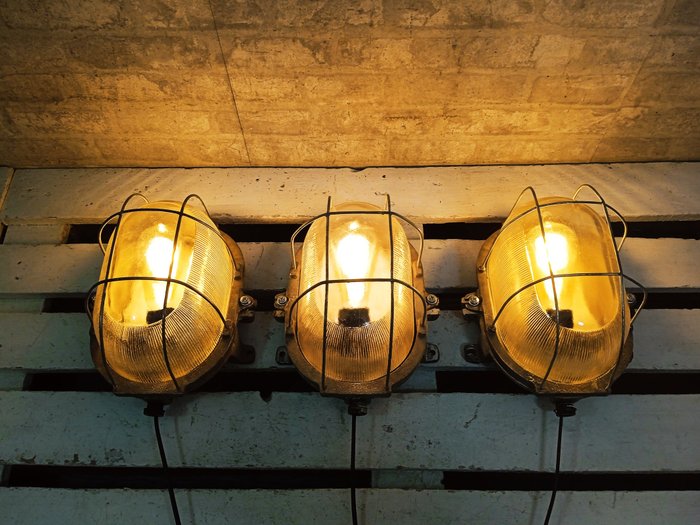 Lampada da parete - Lampada da garage vintage - Acciaio, Ferro  (ghisa/battuto), Vetro, Un set di tre lampade da loft industriali. -  Catawiki
