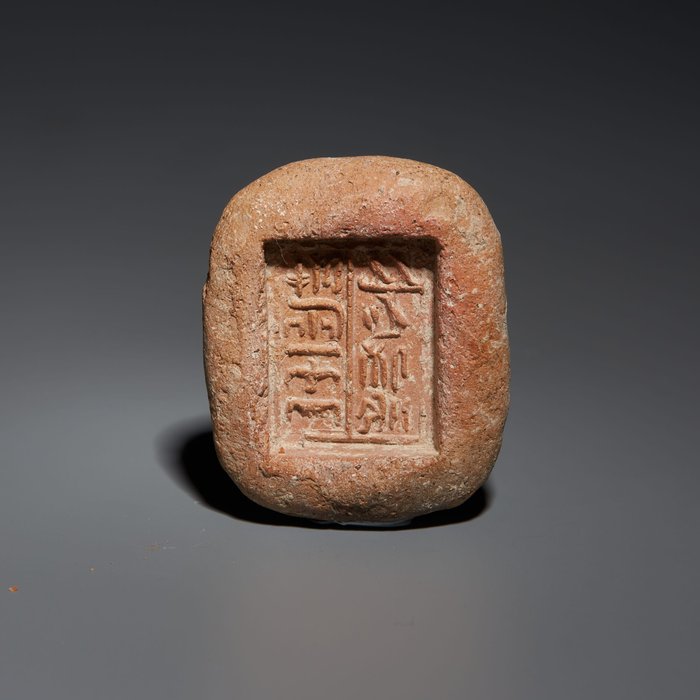 Forntida Egypten Terrakotta Form för den kungliga skrivaren. 1:a århundradet f.Kr. 9 cm H. Spansk importlicens.