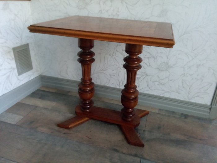 Stół (1) - drewno dębowe i wiśniowe