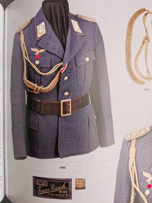 . - Referenzbuch Militaria - Deutsche Uniformierung 1933-1945  - 420 Seiten/ ca. 1200 farbige Fotos - 2015