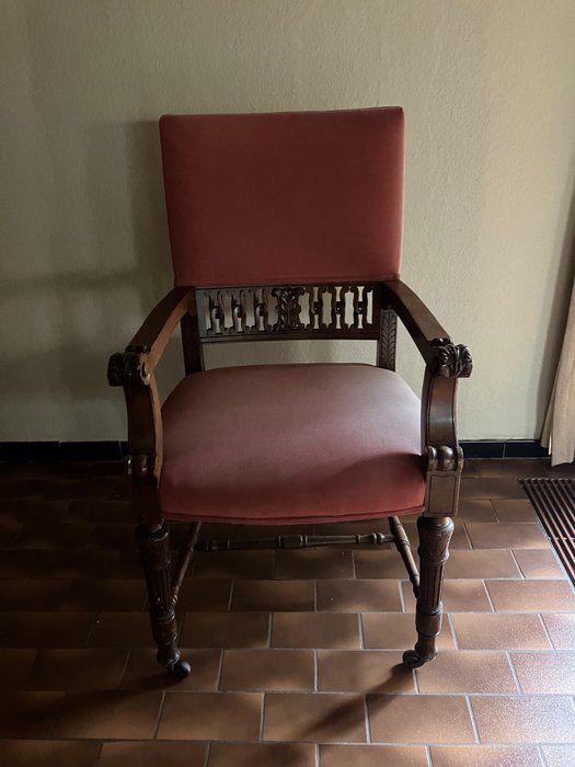 Dining room chair - dust