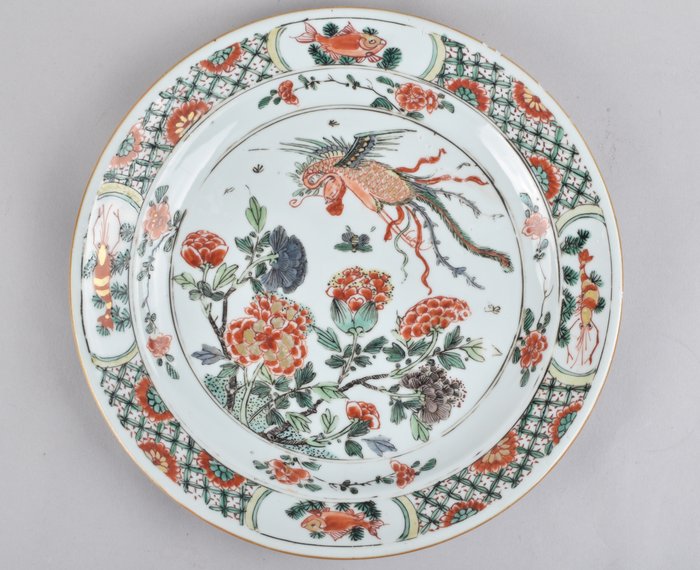 Plate - decorated in the familles verte palette with a phoenix - Porcelain
