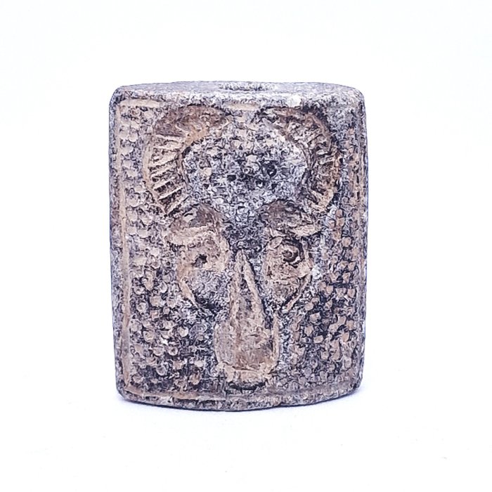 砂岩 Ciseled Ibex 珠护身符 - 34 mm