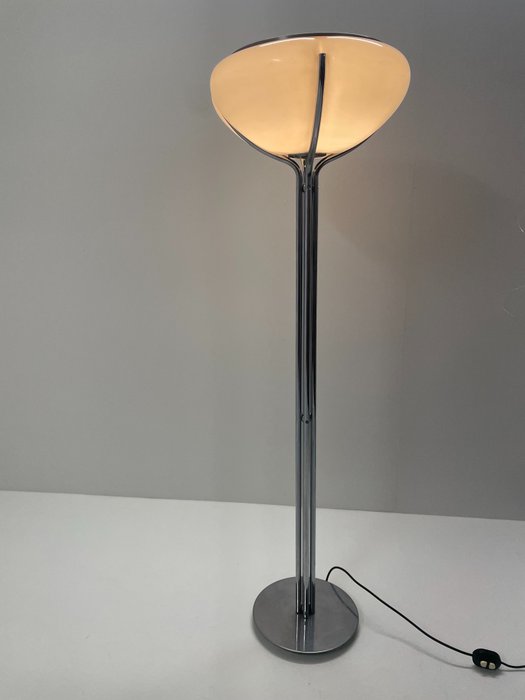 Guzzini Gae AULENTI (1927-2012) - Lampadaire - Lampe trèfle à quatre feuilles - Métal