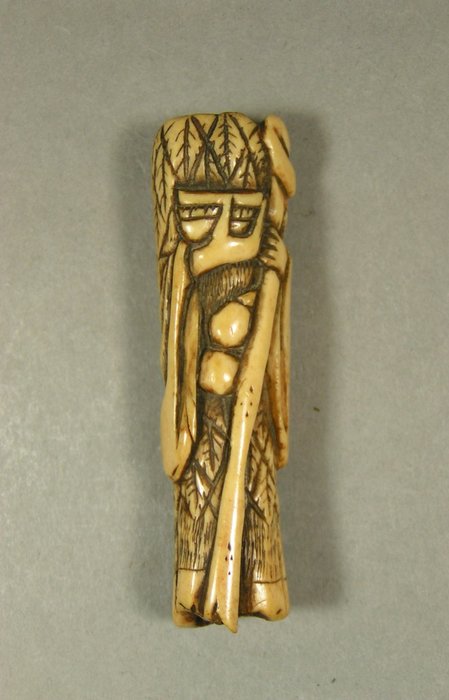 A staghorn 'katabori netsuke' of a standing 'sennin', ca 1800-1850 - 鹿角 - 日本 - 江戶時代（1600-1868）