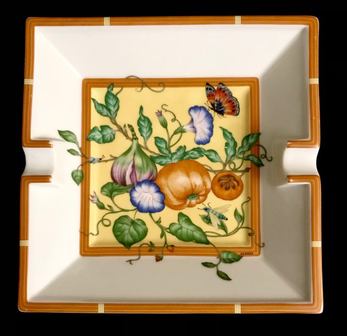 Hermès - Askebeger - A vintage HERMÈS large ashtray,  “ The Butterfly “ - fint porselen