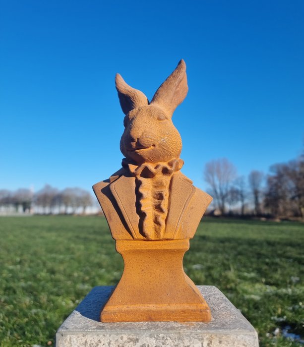 Estatueta - Dressed hare - Ferro (fundido / forjado)