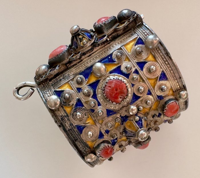 Kabyle bracelet – Zilver, koraal en e-mail – Algerije – vroege 20e eeuw