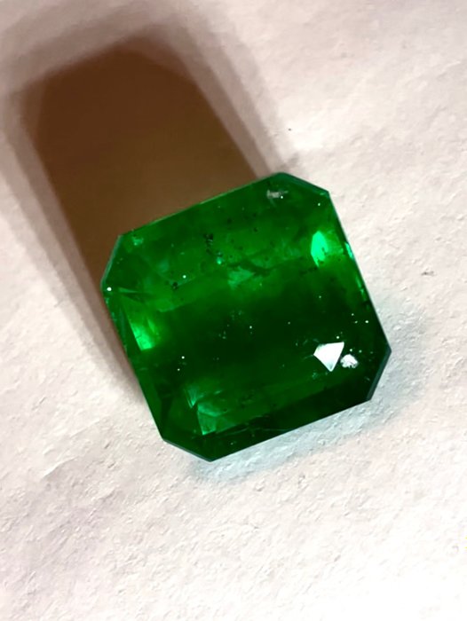 Green Emerald - 10.38 ct