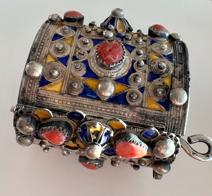 Kabyle bracelet – Zilver, koraal en e-mail – Algerije – vroege 20e eeuw