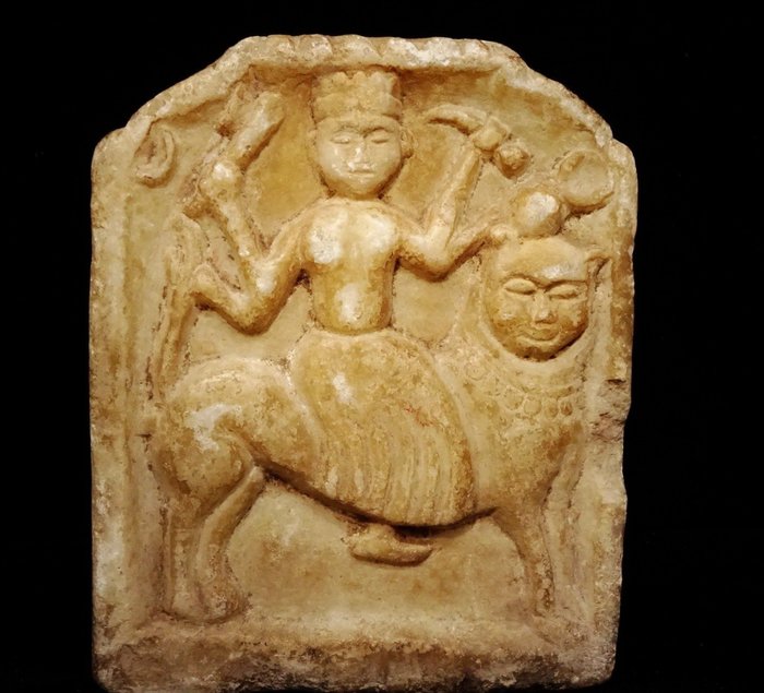 Medievale Alabastro - India, Durga su un leone - XII secolo circa - 21.5 cm