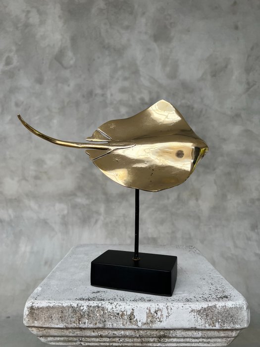 塑像, No Reserve Price - Stingray made of bronze on a stand - 28 cm - 黄铜色
