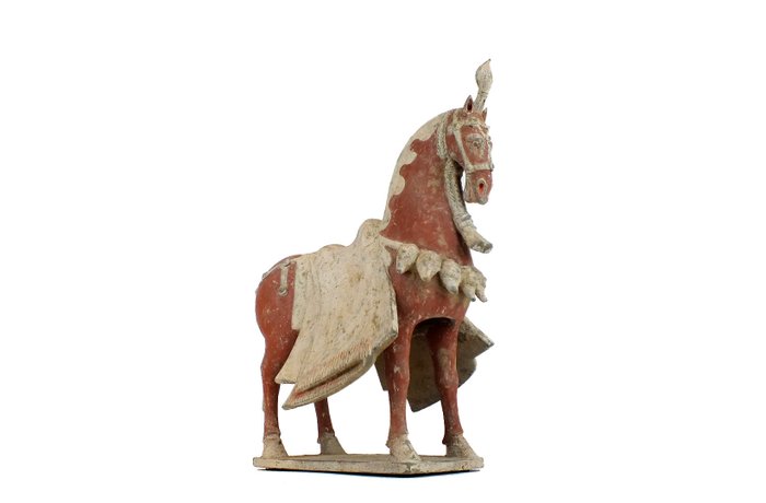 Antica dinastia cinese dei Wei settentrionali (386-534) Una magnifica figura in ceramica grigia dipinta di un cavallo bardato, con prova TL - 38 cm