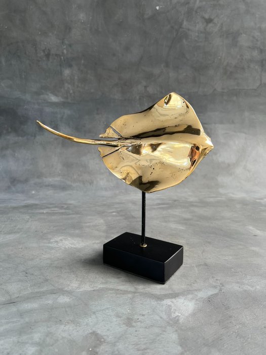 塑像, No Reserve Price - Stingray on a stand, made of bronze - 28 cm - 黄铜色