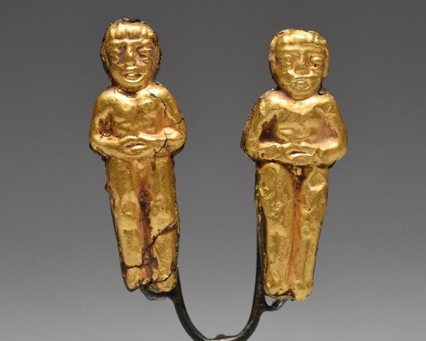 Coppia di figure umane in oro della cultura Chimu precolombiana, una con testa di Giano - Perù - Oro Figure