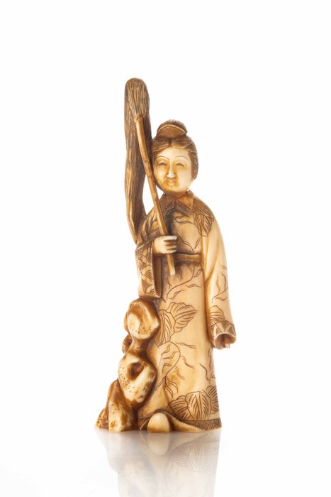 Mariene ivoor - Signed Eigyoku 英玉 - Een mariene ivoren okimono van een vrouw - Meiji-periode (eind 19e eeuw)