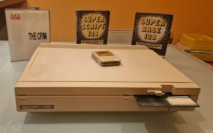 Commodore 128D - Ηλεκτρονικός υπολογιστής - Χωρίς την αρχική του συσκευασία