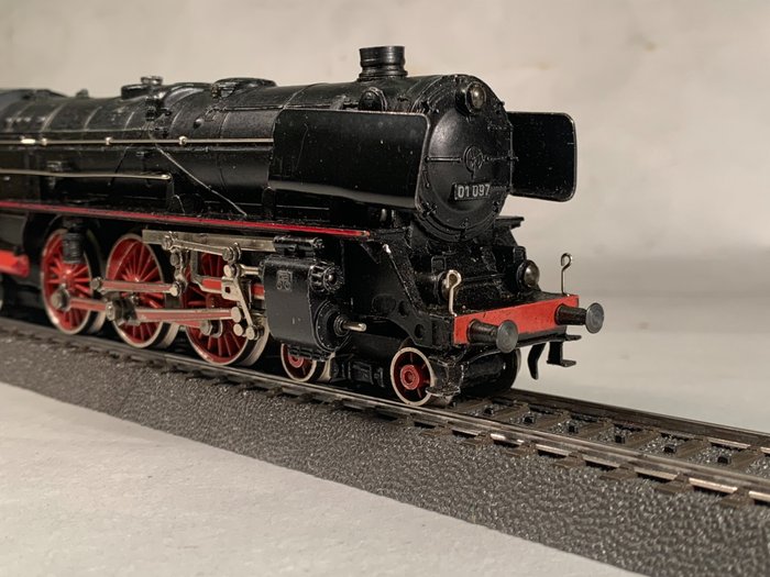 Märklin H0 - 3048.5 - Dampflokomotive mit Tender (1) - Schwere Schnellzuglokomotive BR 01 in sehr schönem Zustand aus den Jahren 1965-68 - DB