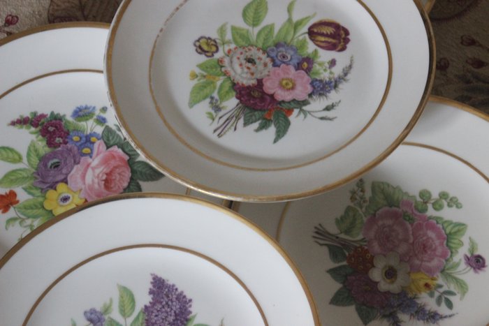 7 assiettes à dessert en porcelaine de Paris XIXe siècle, bouquets de fleurs - Tallerken (7) - Porcelæn