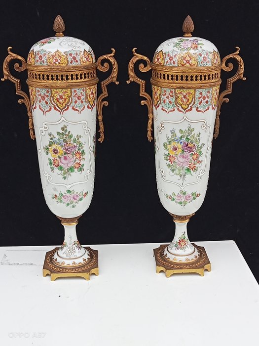Porcelaine de Paris - Vase (2)  - Finition élégante en porcelaine peinte à la main et en laiton doré