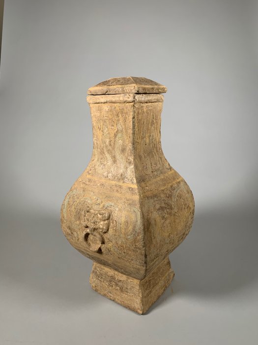 Terracotta Altes Chinesisch - Han-Dynastie - "Hu"-Vase mit polychromer Dekoration und Originaldeckel (ca. 206 - 53 cm
