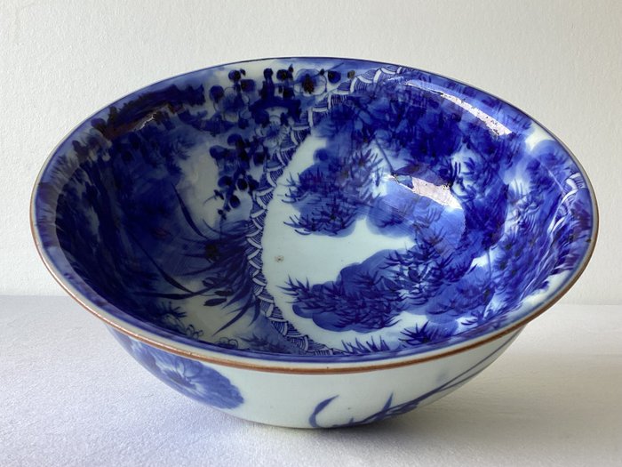 grote Japanse kom versierd met blauwkeurige florale en végétale beschilderingen - 碗 - 陶瓷