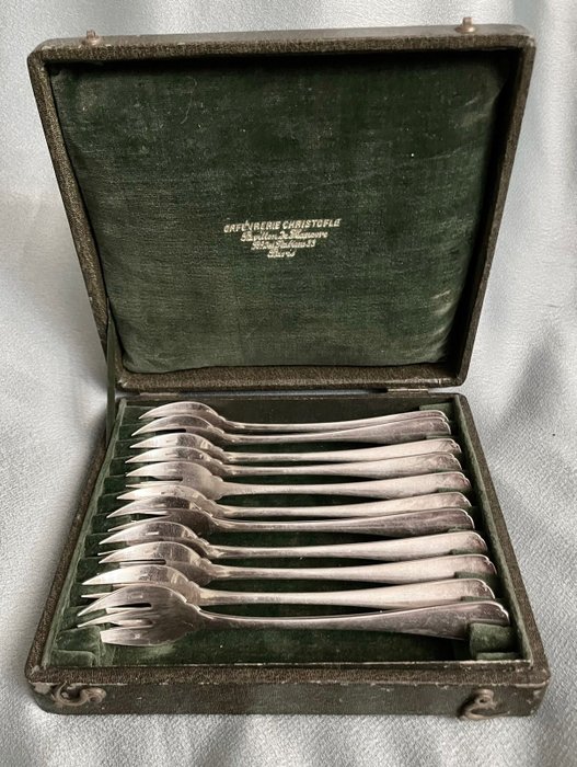 Christofle - Oyster set (11) - CHRISTOFLE . An unusual , and luxurious , set of eleven  oyster forks by Christofle, in the original - .