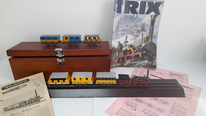 Trix Express H0 - 53 1300 00, 53 1305 00 - 火車組合 (1) - 阿德勒蒸汽機車有 6 節客車