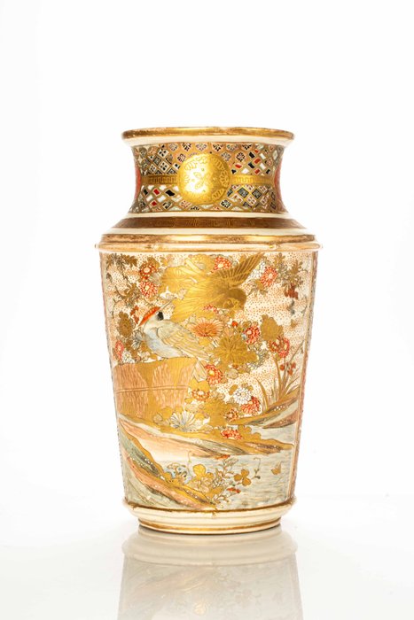 Váza - Arany, Kerámia, Zománc, Baluszter alakú Satsuma váza finoman festett szamuráj és sintó szertartású panelekkel - Japán - Meidzsi-korszak (XIX. század vége)