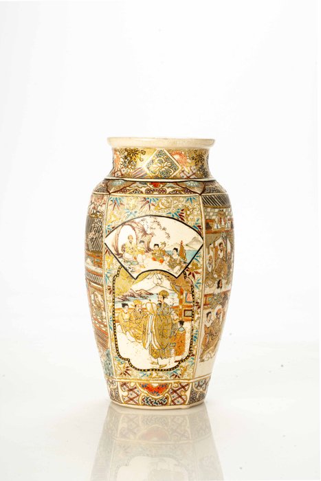 Vase - Emalje, Gull, Keramikk, En Satsuma-vase fint malt med scener fra hverdagslivet - Japan - Meiji-perioden (slutten av 1800-tallet)