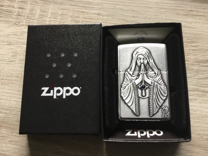 Zippo - Zippo 2023  Anne Stokes collection 3d Embleem  Gothic Prayer - 打火機 - 黃銅