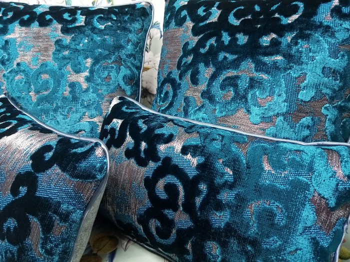  (4) 枕头套装采用 Rubelli Venezia 俱乐部会所面料，含填充物 - 垫子