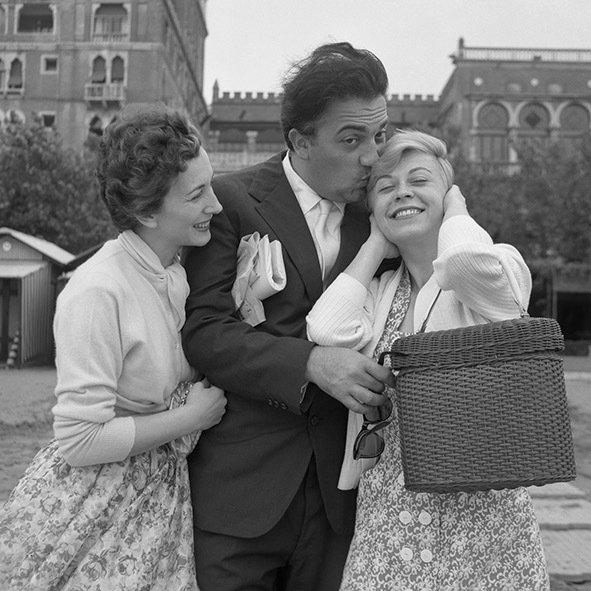 Camerapohoto Epoche/©Vittorio Pavan - Federico Fellini con la moglie Giulietta Masina e l'attrice Valentina Cortese davanti all'Hotel