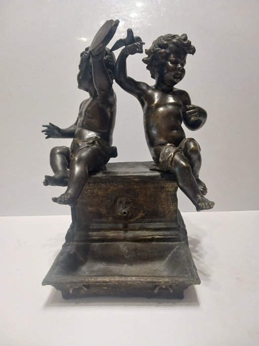 雕塑, Putti su fontana, dal modello di Vincenzo Gemito - 34 cm - 黄铜色